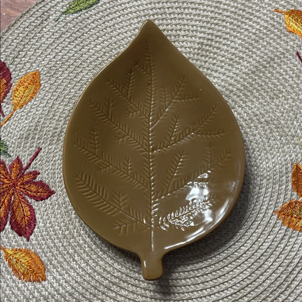 Crate & Barrel Leaf Shaped Appetizer Plates Fall Holiday Thanksgiving Set of 4
